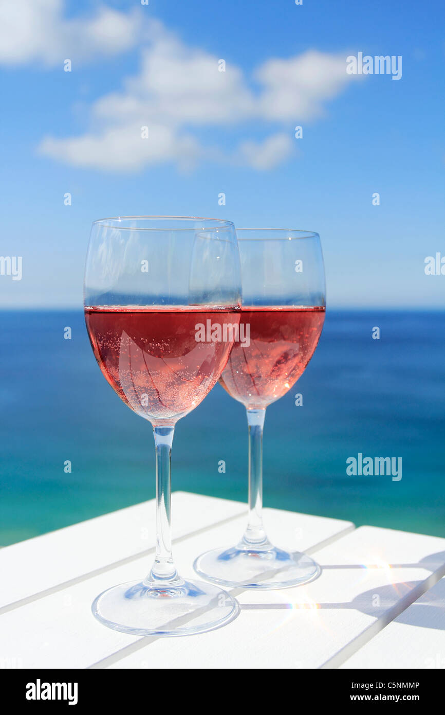 Bicchieri di vino rosato dall'oceano Foto Stock