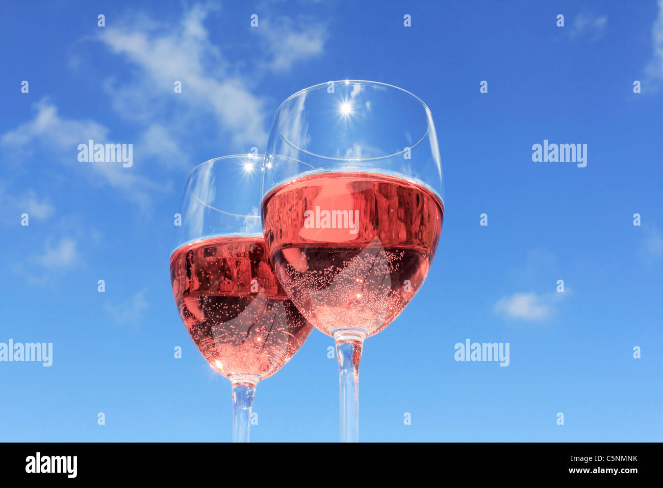 Bicchieri di vino rosato Foto Stock