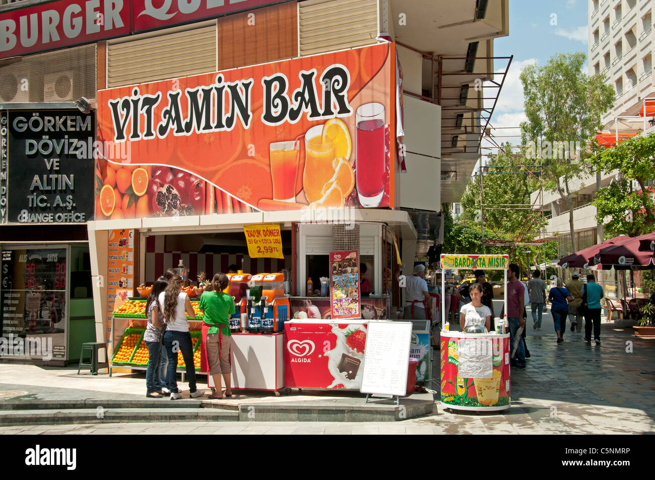 Succo di arancia Vitamin Bar Antalya Turchia moderna Foto Stock