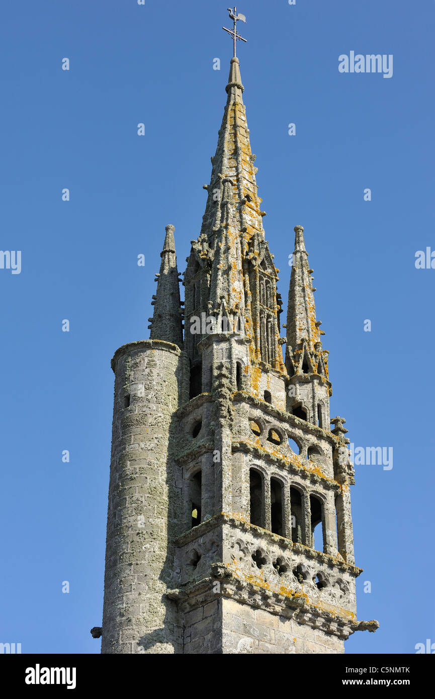 Il campanile della chiesa di Saint Clet a Cléden-Cap-Sizun affetti da lichen ed erosione, Finistère Bretagna, Francia Foto Stock