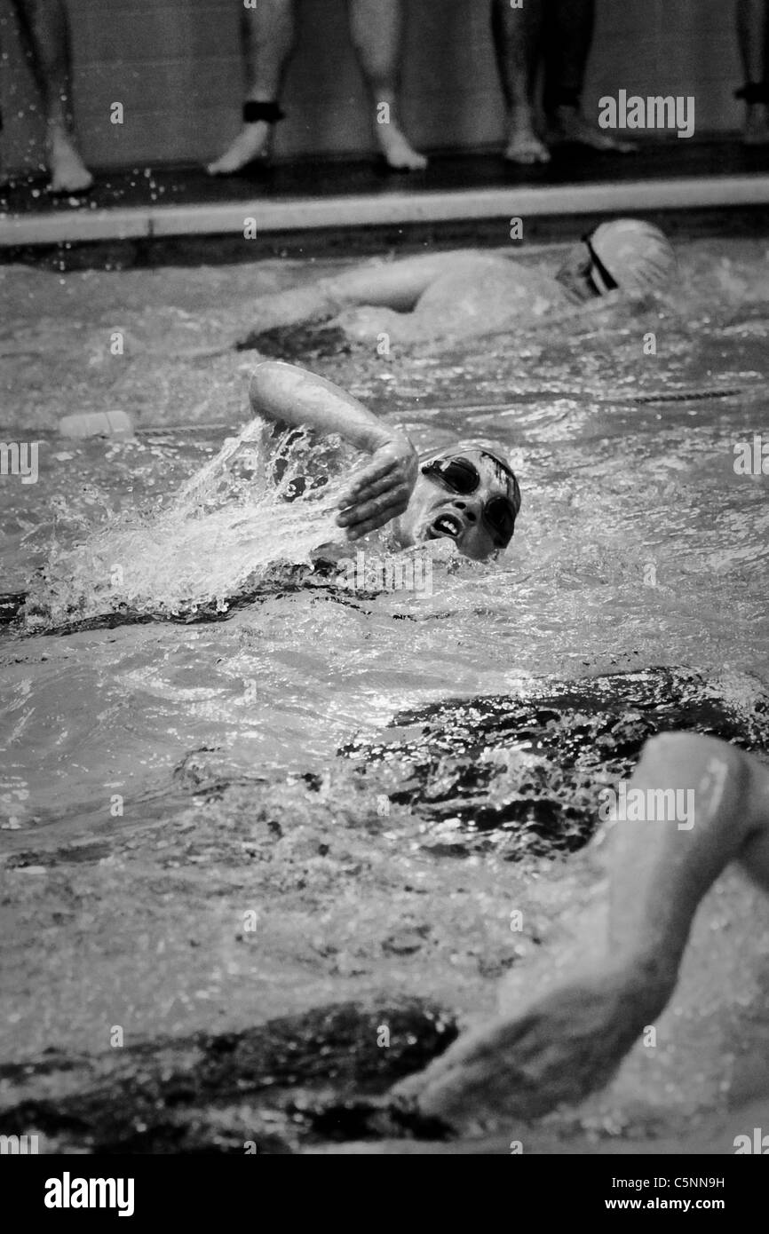 Nuoto concorrenti di lotta che in un crawl anteriore durante un evento di triathlon. In bianco e nero. Foto Stock
