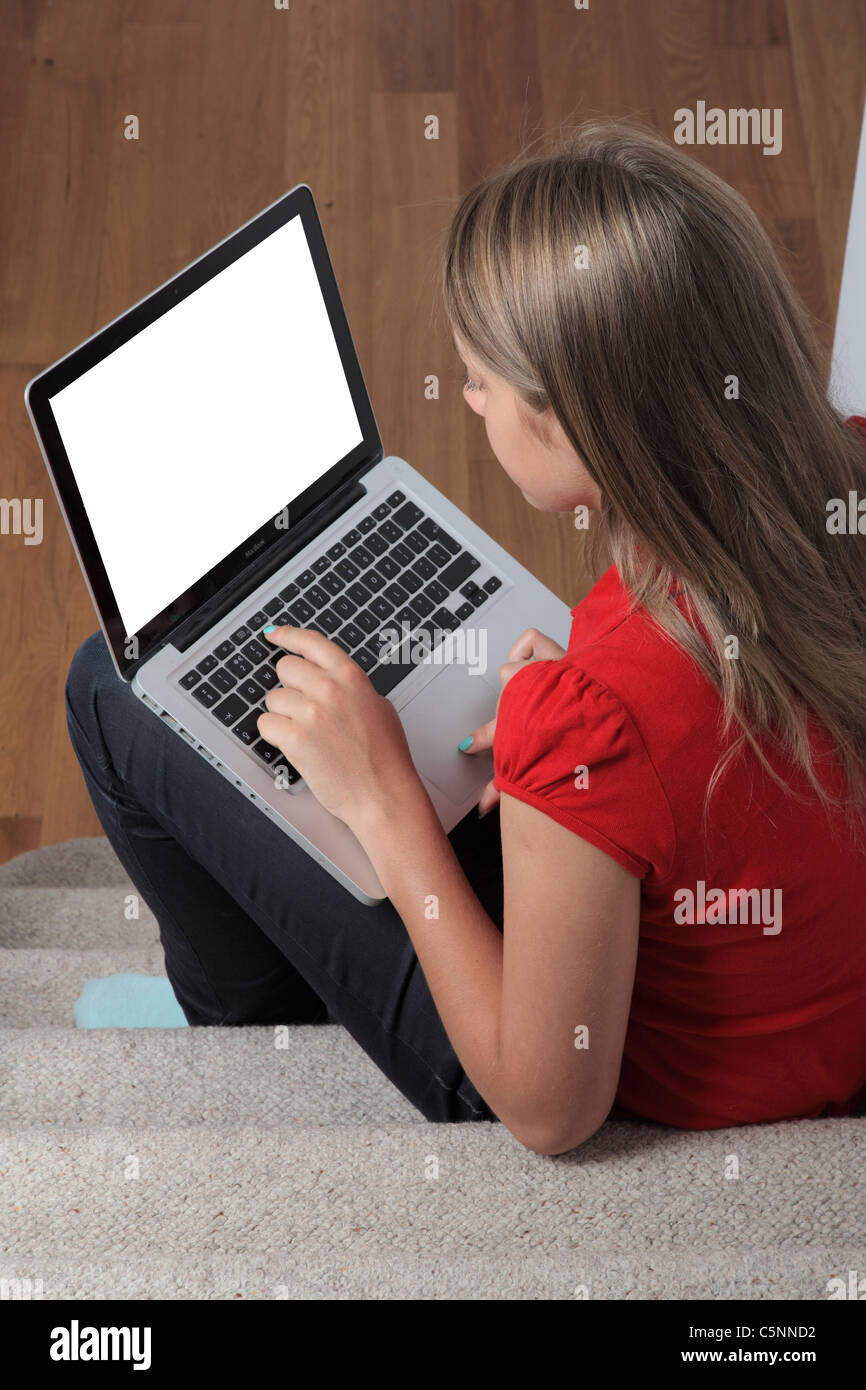 Ragazza giovane con un computer portatile con uno schermo vuoto. Foto Stock