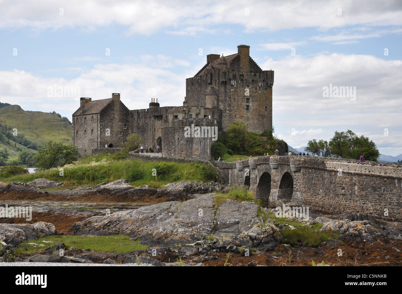 Eilean Donan Castle, costa ovest della Scozia con la bassa marea. Foto Stock