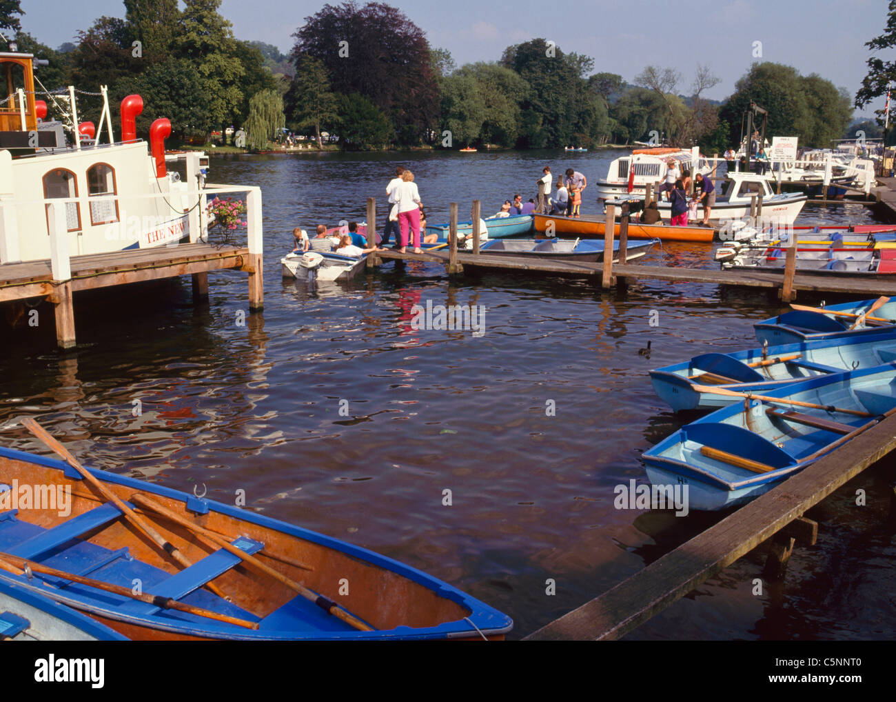 Luglio 1993: Scena di fiume, il fiume Tamigi e Henley-on-Thames, Chilterns, England, Regno Unito, Europa Foto Stock