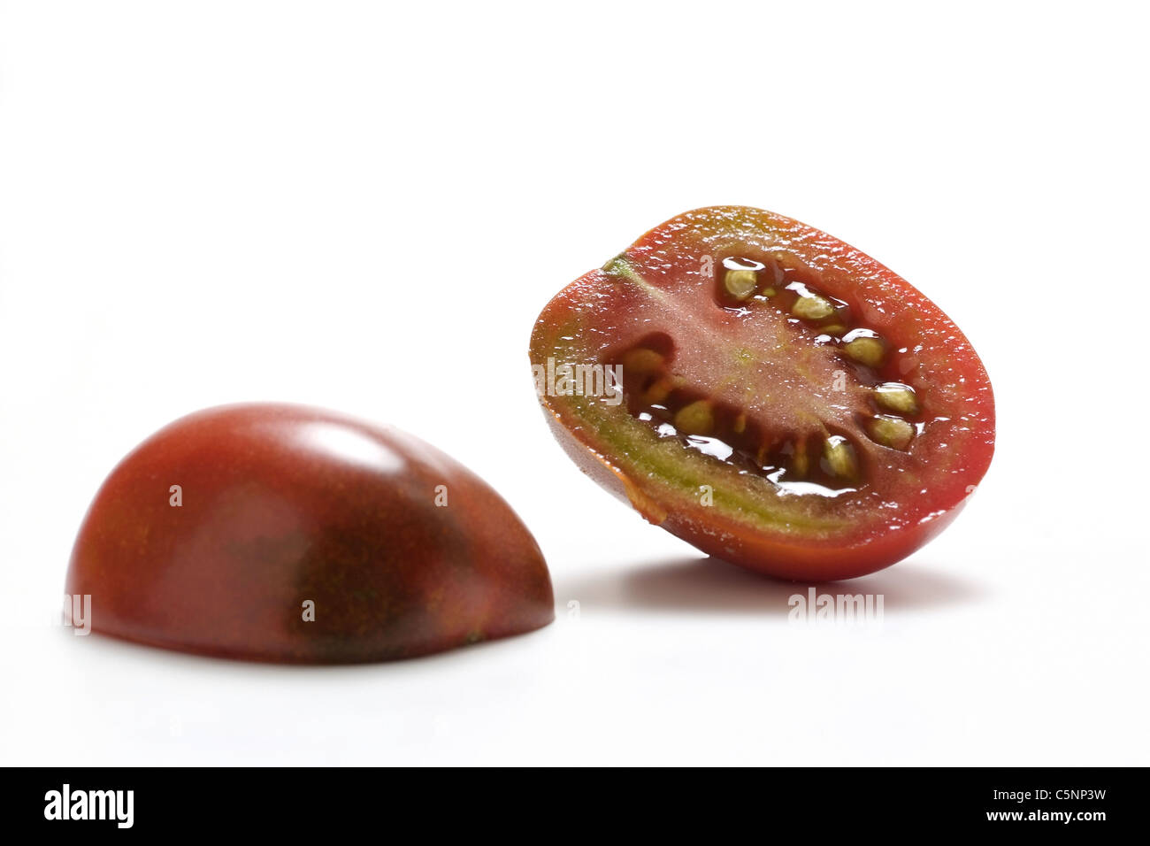 Varietà di pomodoro: Nero Plumtomato, due metà Foto Stock