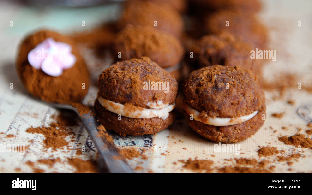 Il cioccolato ripieno cookies (Baci) Foto Stock