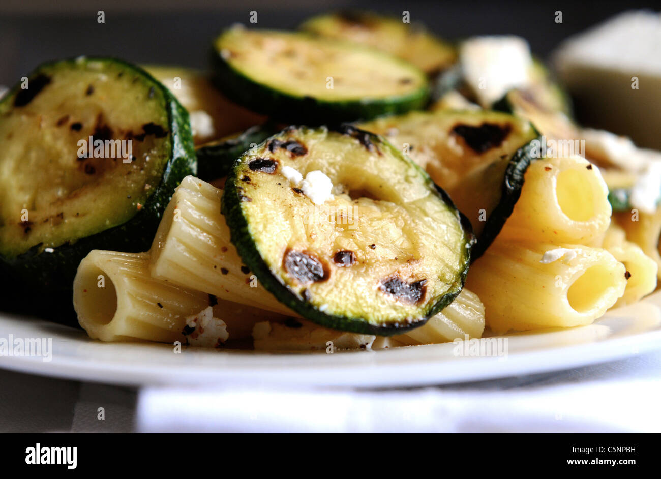 Pasta con zucchine fritte fette Foto Stock