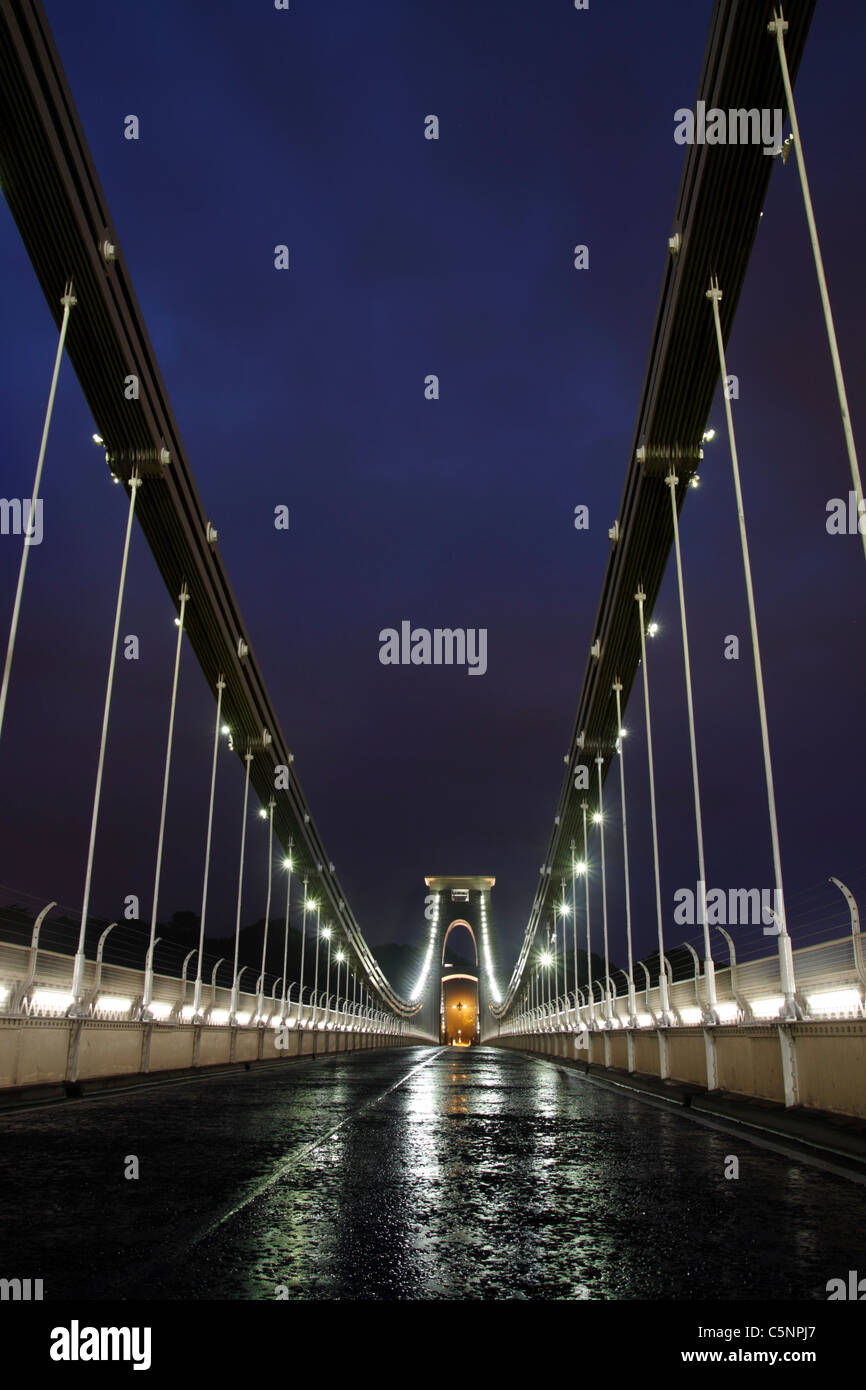 Il ponte sospeso di Clifton illuminata di notte. Bristol, luglio 2011. Foto Stock