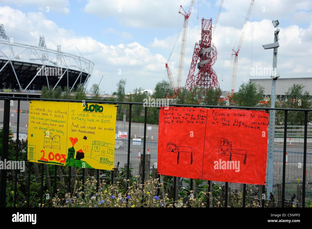 Manifesti da i ragazzi della scuola media locale circa il 2012 Giochi Olimpici Foto Stock