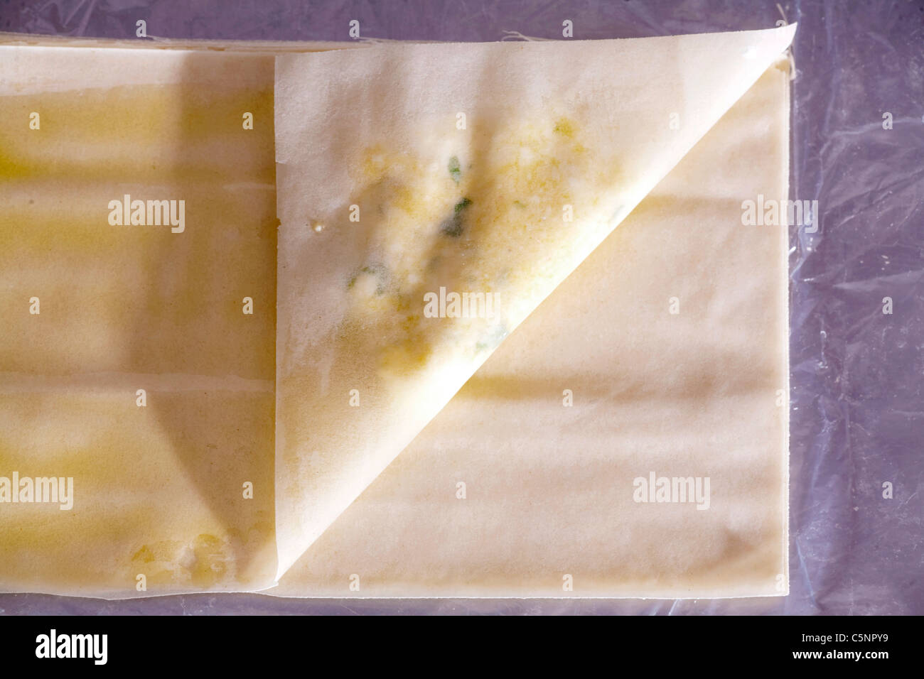 Imbottitura filo la pasta con il formaggio feta, uova e prezzemolo Foto Stock