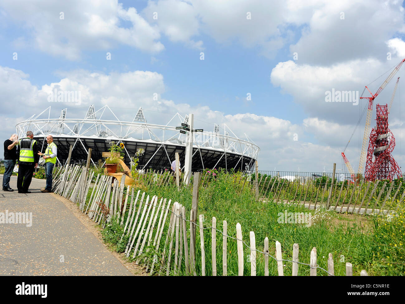 2012 Estate Venue olimpiche personale di sicurezza parlando sul sentiero Foto Stock