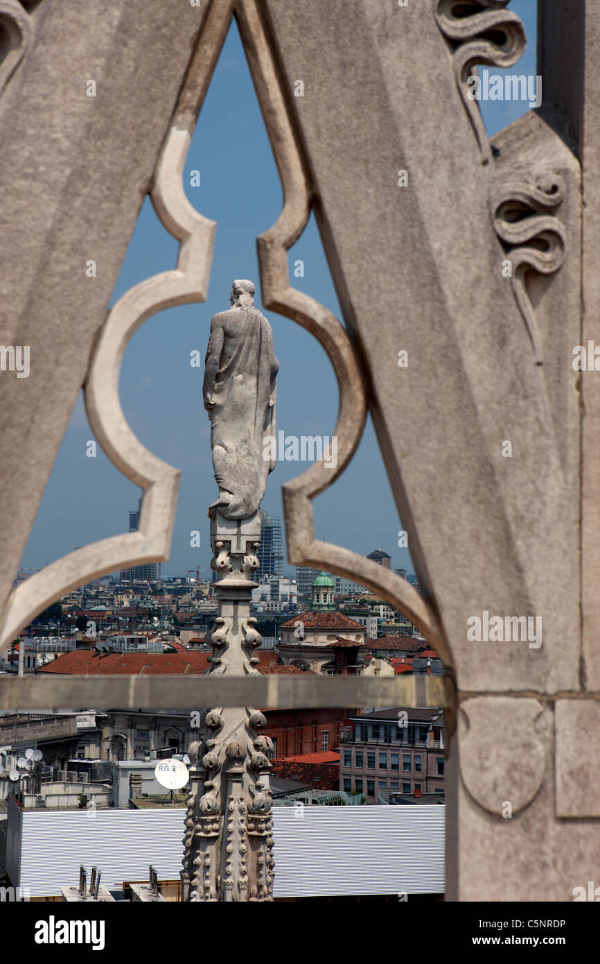 Statua del Duomo di Milano guardando sopra la città e presi dalla terrazza sul tetto Foto Stock