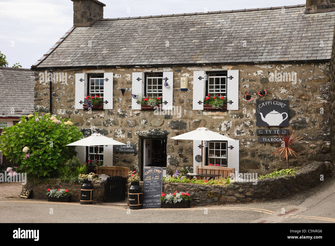 Sale da tè in tradizionale cottage in pietra d'estate. Criccieth, Lleyn Peninsula, Gwynedd, Galles del Nord, Regno Unito. Foto Stock