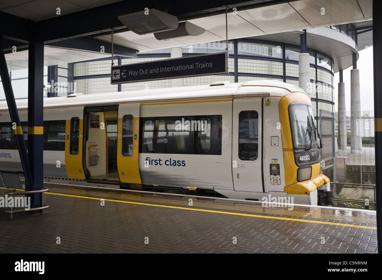 Di prima classe sul carrello a sud-est del treno elettrico in attesa in una piattaforma per la stazione ferroviaria. Ashford, Kent, Regno Unito Foto Stock