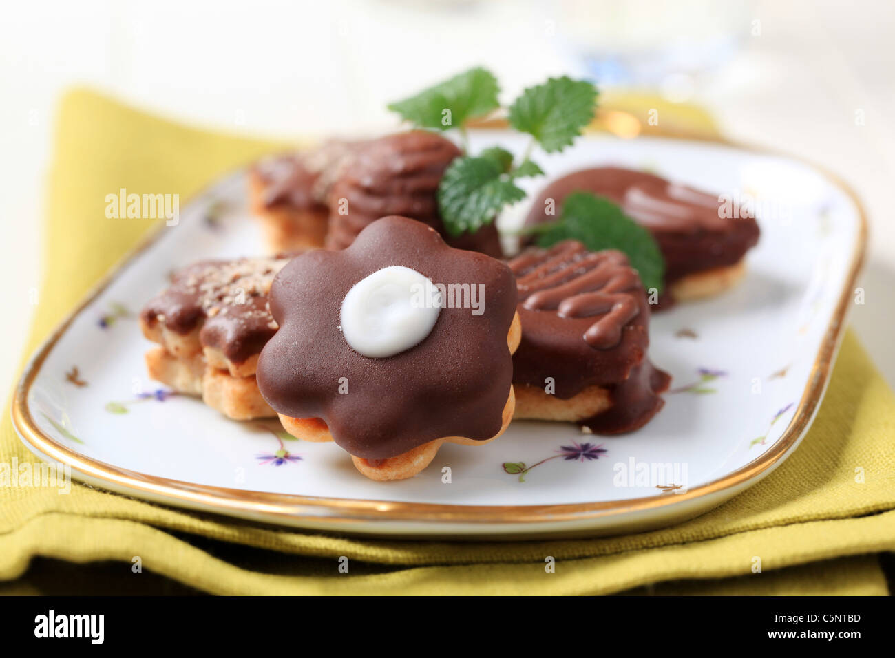 Varietà di biscotti con glassa di cioccolato Foto Stock