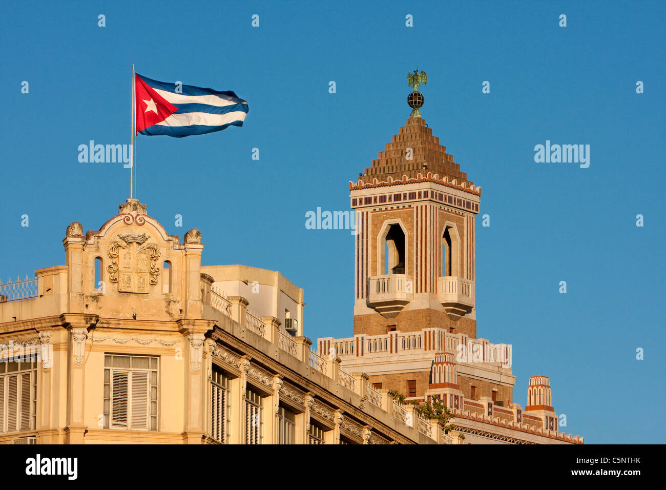 Cuba, La Habana. Bandiera cubana, Bacardi edificio in background. Foto Stock