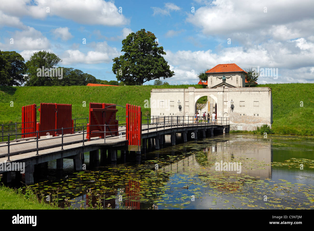 Storico e porta di ingresso sopra il ponte del fossato a Kastellet - la cittadella fortificata di Copenhagen, Danimarca. Foto Stock