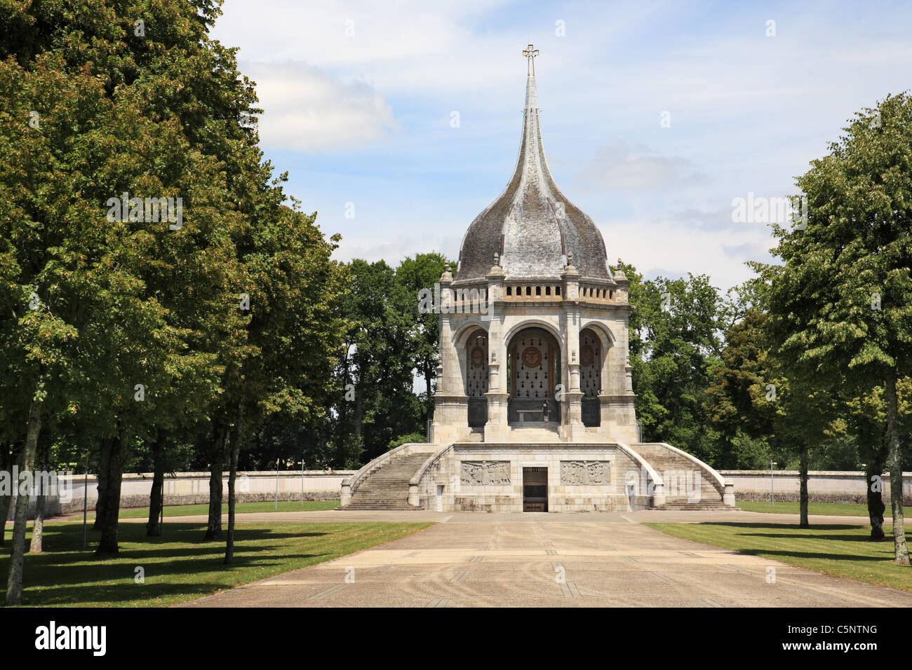 Il primo monumento ai caduti in guerra a Sainte-Anne d'Auray, un luogo di pellegrinaggio religioso all'interno di Brittany, Francia Foto Stock