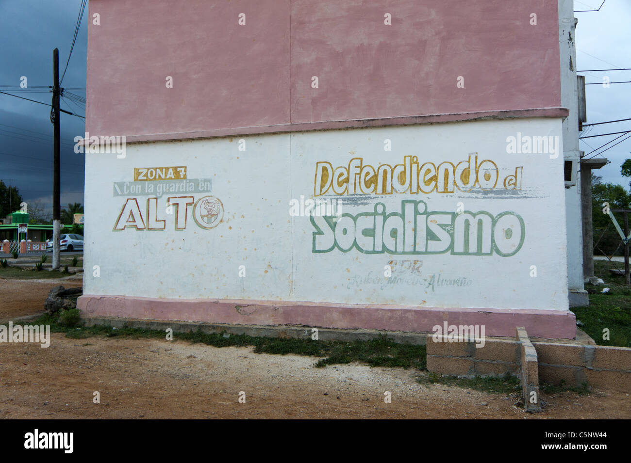 Edificio di appartamenti CDR (Comitati di Difesa della Rivoluzione) segno, Playa Giron, Cuba Foto Stock