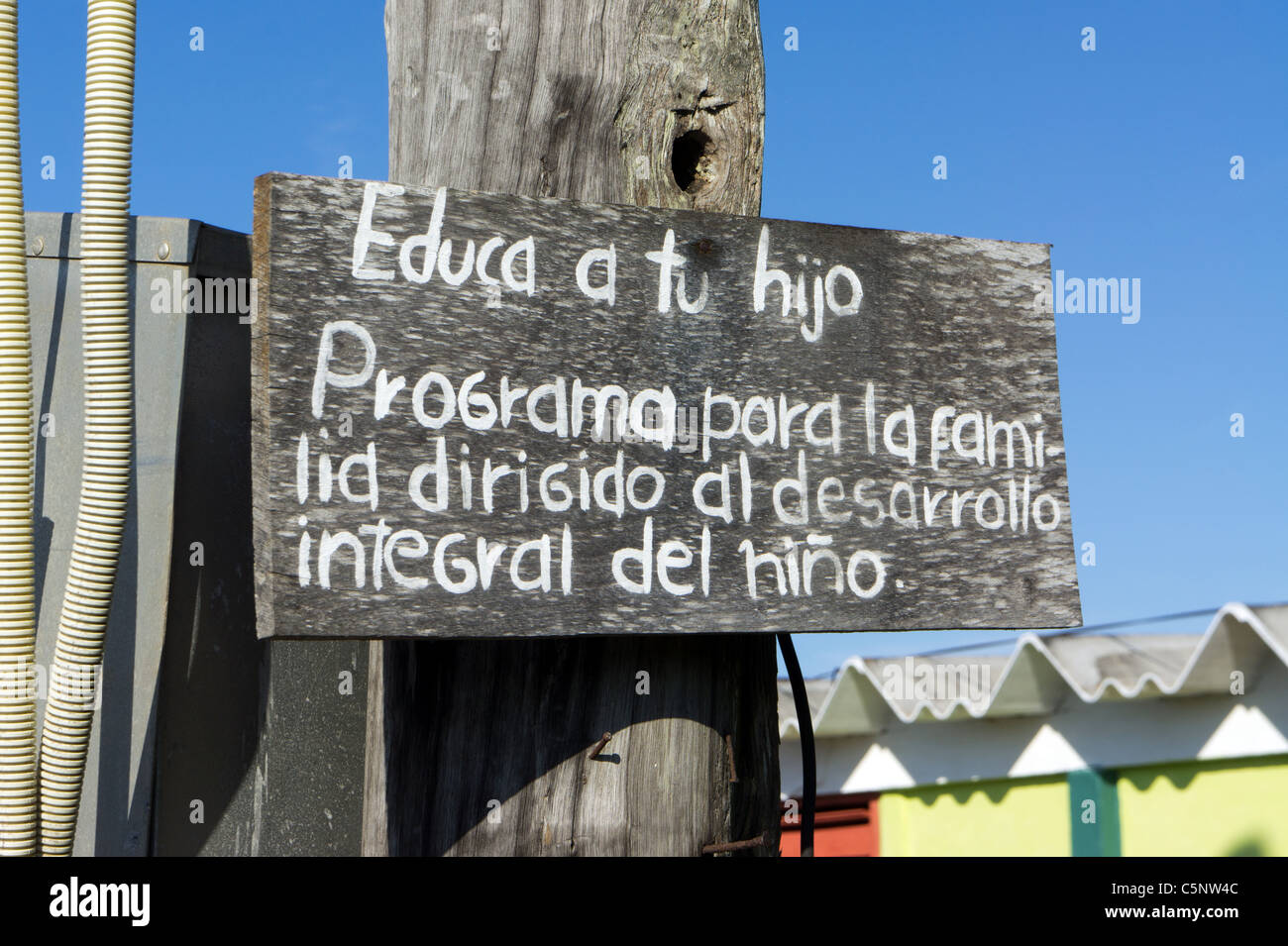 "Educare il vostro bambino-famiglia programma inteso a sviluppare tutto il bambino', propaganda cubana segno, Playa Giron, Cuba Foto Stock