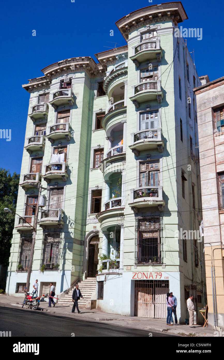 Cuba, La Habana. Edificio di appartamenti, Vedado. Foto Stock
