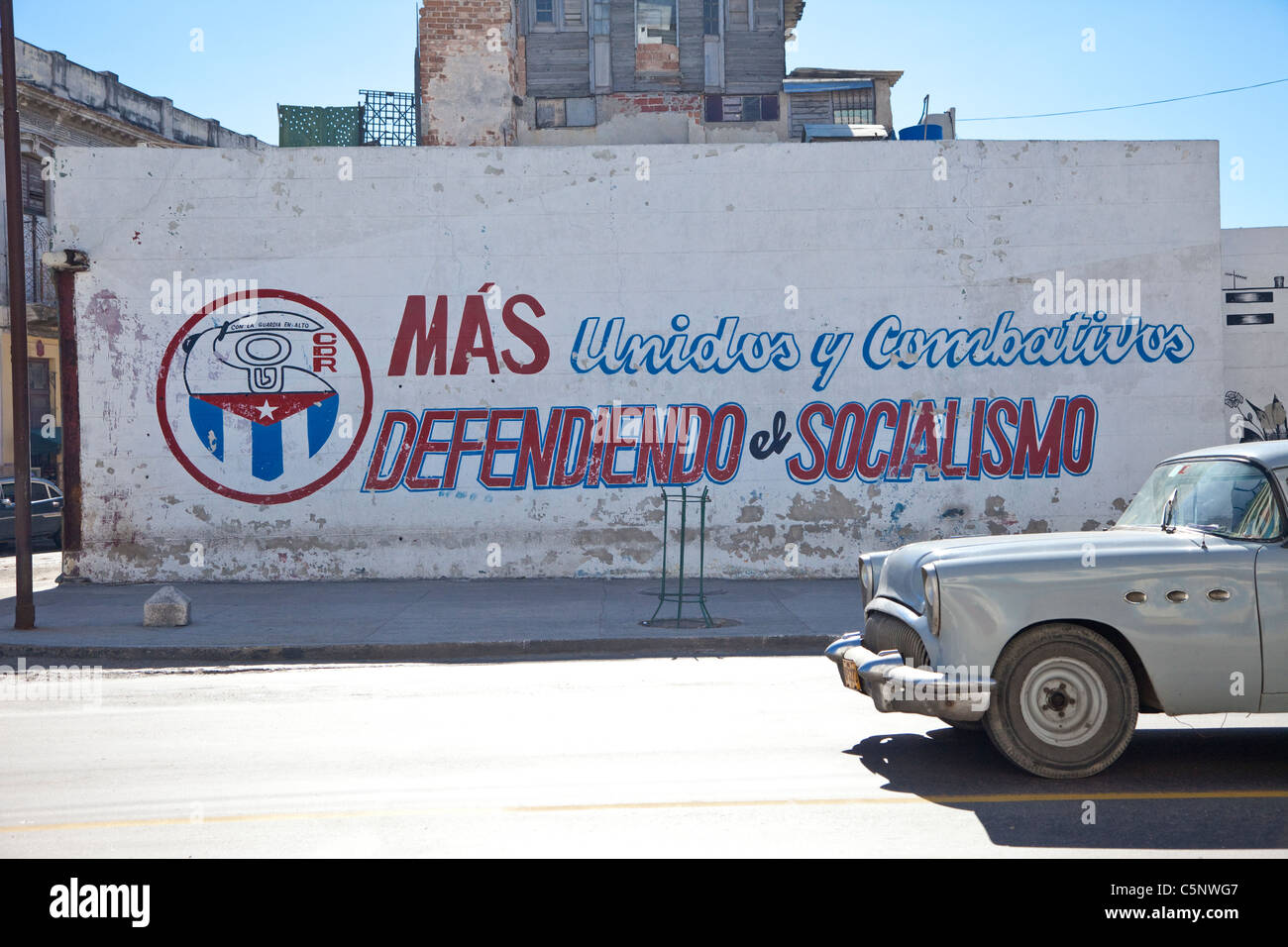 Cuba, La Habana. Slogan politici: più uniti e più combattivo, difendendo il socialismo." 1954 Buick. Foto Stock