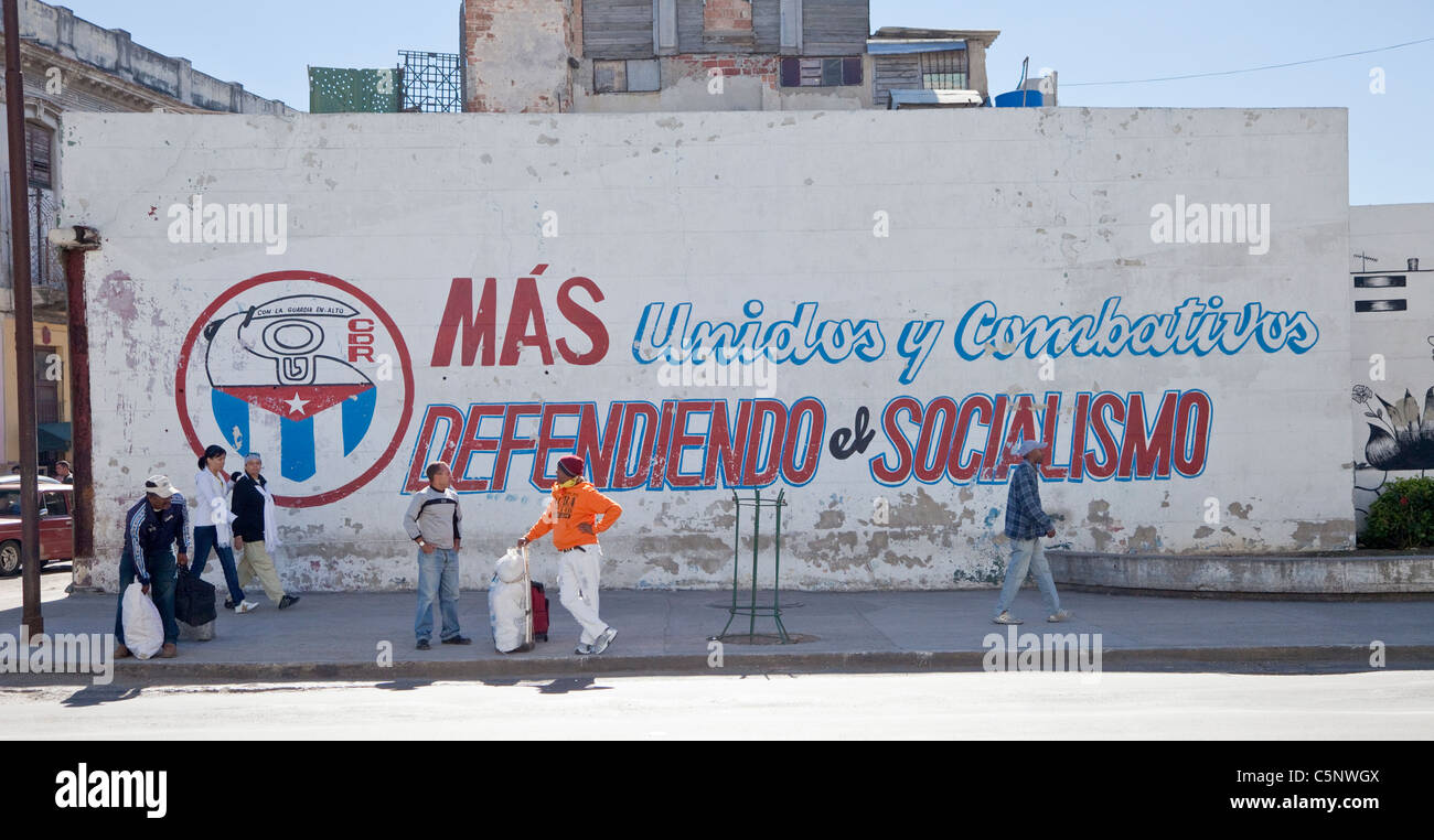 Cuba, La Habana. Slogan politici: "più uniti e combattivi, difendendo il socialismo". Foto Stock