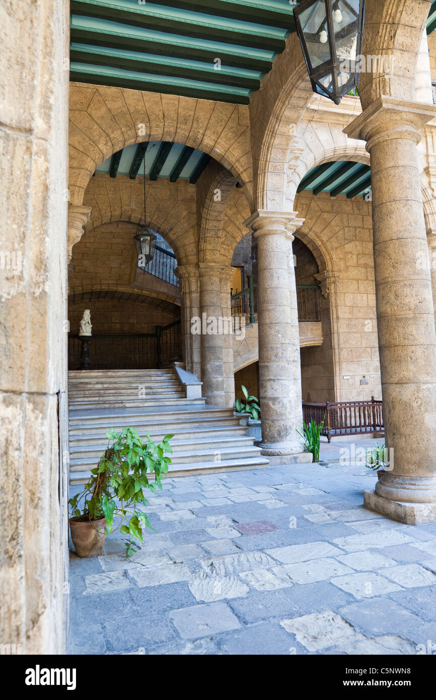 Cuba, La Habana. Palacio de los Capitanes Generales, ora al Museo de la Ciudad. Museo della città. Scala interna. Foto Stock
