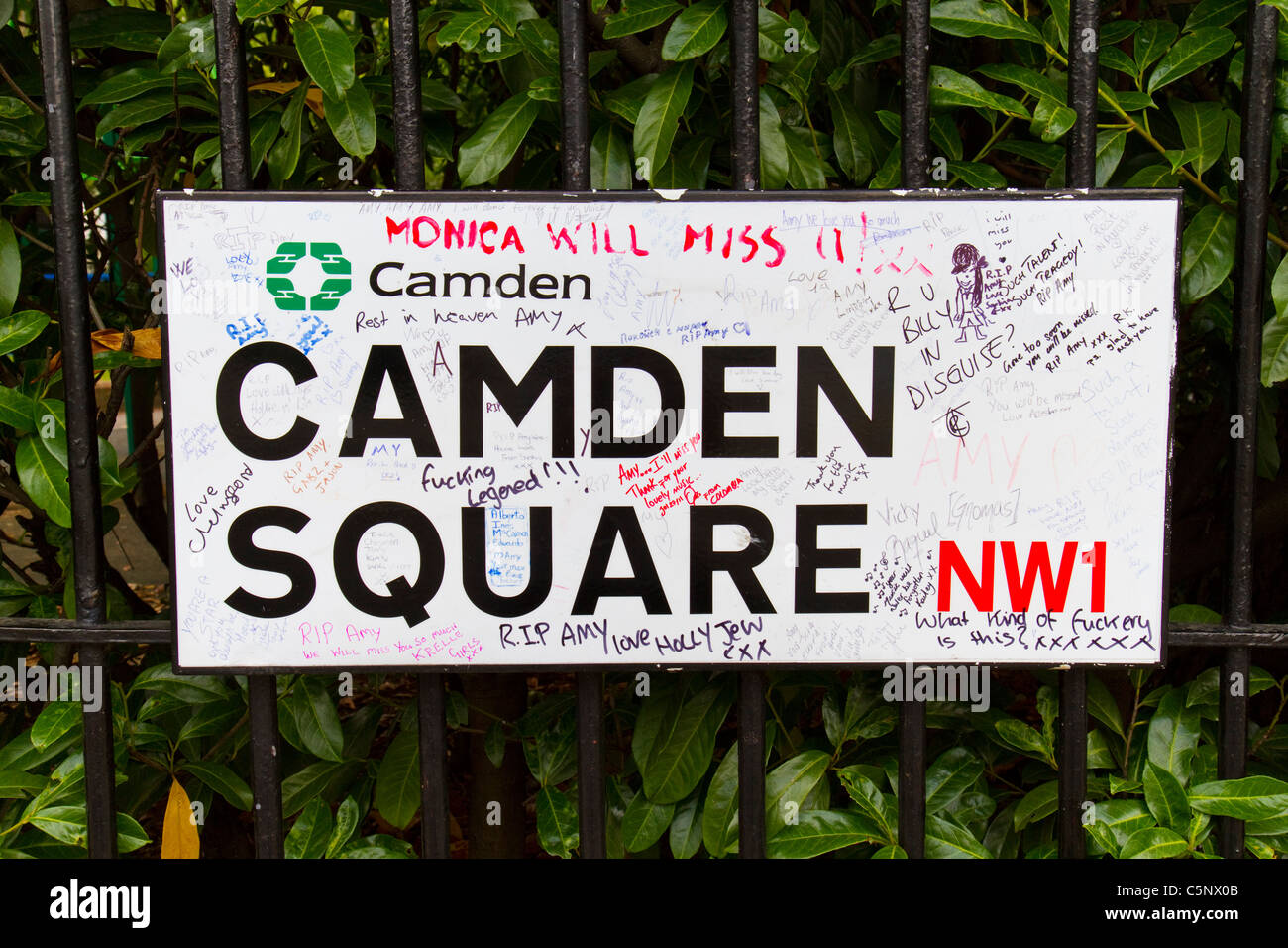 Segno di strada di Camden Square, London Con i messaggi scritti dai fan di Amy Winehouse dopo la sua morte. Foto Stock