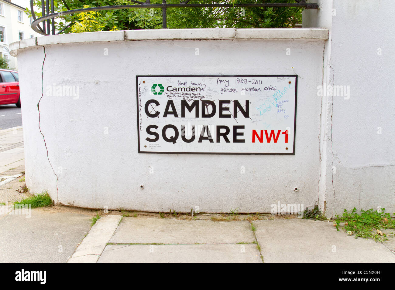 Segno di strada di Camden Square, London Con i messaggi scritti dai fan della cantante Amy Winehouse dopo la sua morte. Foto Stock