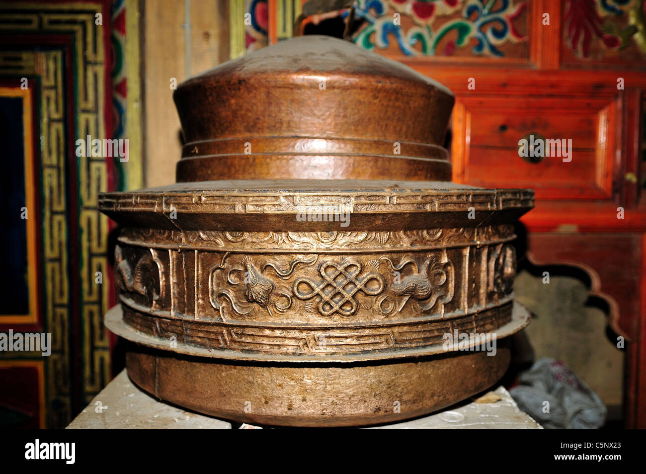 Un rame pentola di cottura in stile tibetano decorazioni. Daocheng Yading, Sichuan, in Cina. Foto Stock