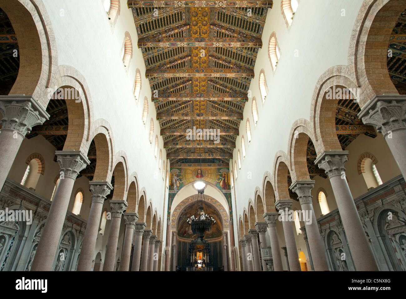 Interno di Messina, Sicilia Cattedrale con pavimenti a mosaico, archi,  colonne e bellissimo soffitto dipinto Foto stock - Alamy