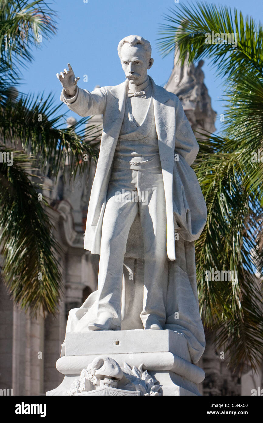 Cuba, La Habana. Statua di Jose Marti, eroe nazionale. Parque Central, Havana Centrale, scolpito da Jose Villalta Saavedra nel 1905. Foto Stock