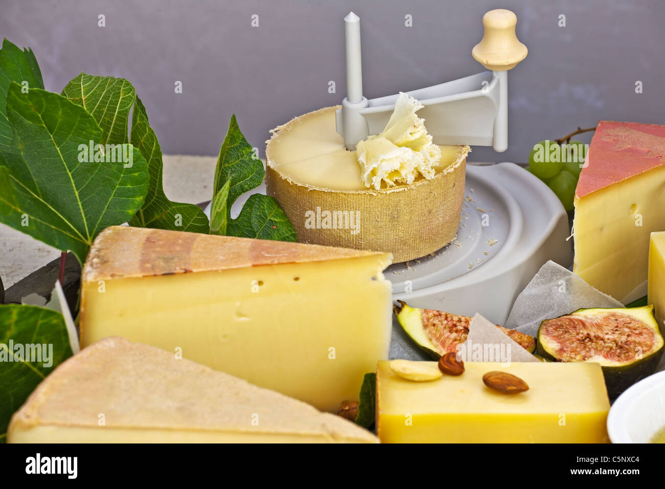 Un ricco piatto di formaggio, coperto come un buffet, costituito da una varietà di formaggi svizzeri Foto Stock