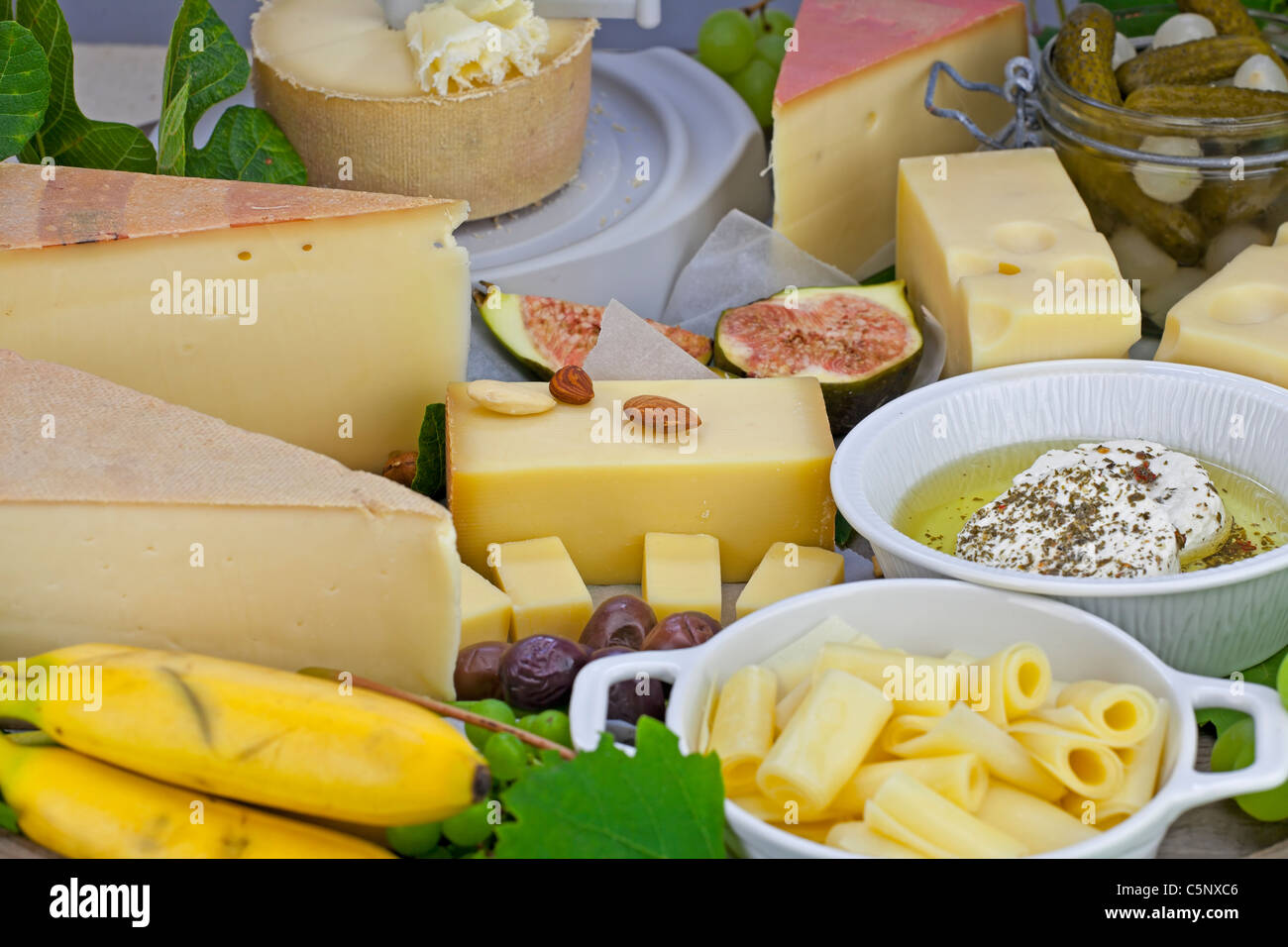 Un ricco piatto di formaggio, coperto come un buffet, costituito da una varietà di formaggi svizzeri Foto Stock
