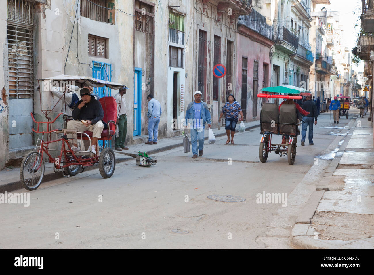 Cuba, La Habana. L'Avana vecchia scena di strada. Foto Stock