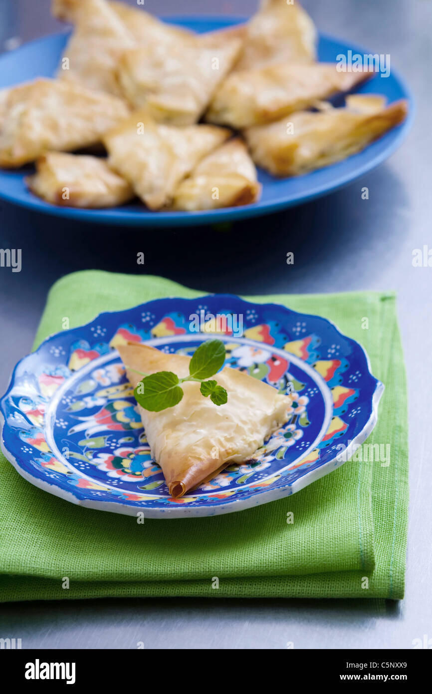 Croissant greca con feta, uova e prezzemolo in filo pasticceria Foto Stock