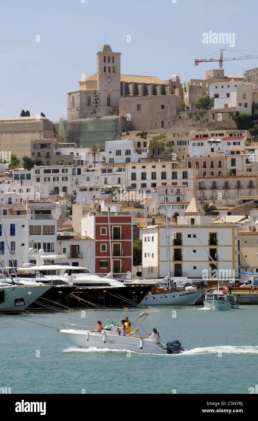 Eivissa porto Isola di Ibiza trascurato dalla città vecchia e la Cattedrale Foto Stock