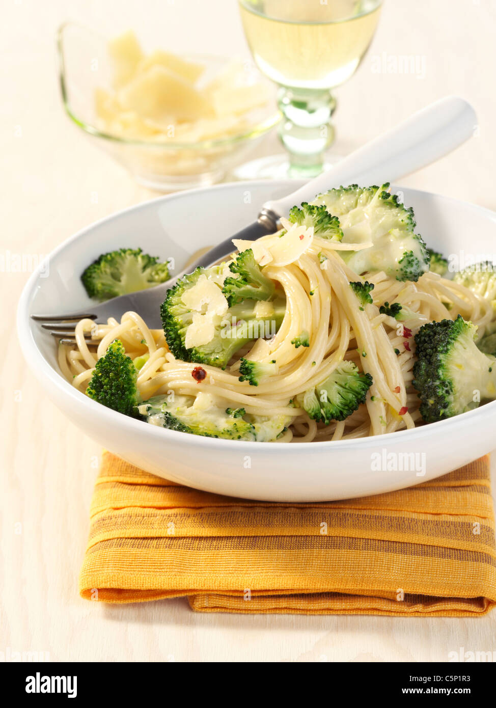 Spaghetti con broccoli e aglio Foto Stock