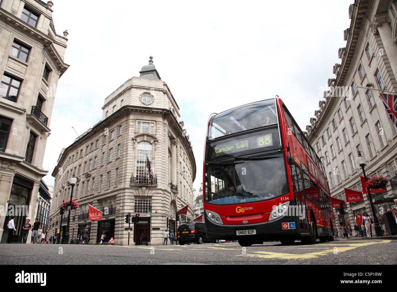 Un rosso London bus su Regent Street, Londra, Inghilterra, Regno Unito Foto Stock