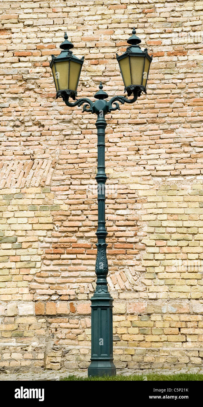 Metallo stile vecchia lampada con grunge Sfondo mattone Foto Stock