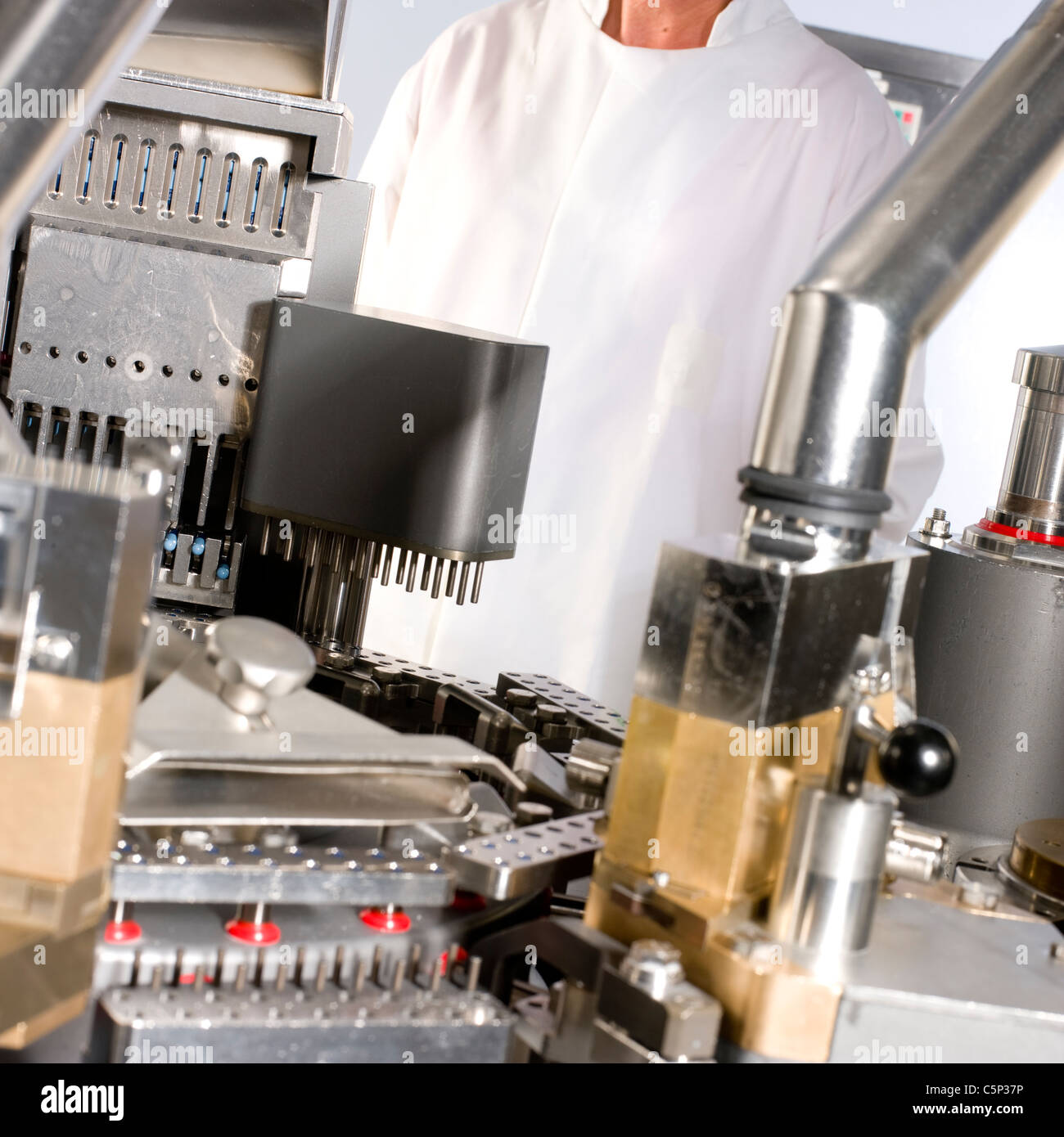 Io Persona che lavora in una capsula farmaceutica manufacturing factory Foto Stock