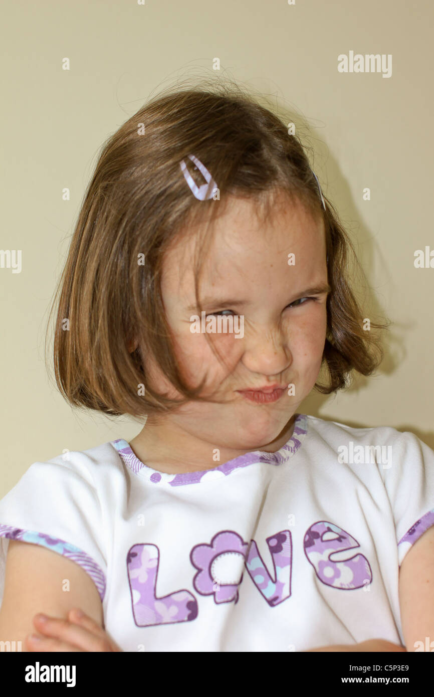 Infastiditi bambina indossa 'amore' tshirt Foto Stock