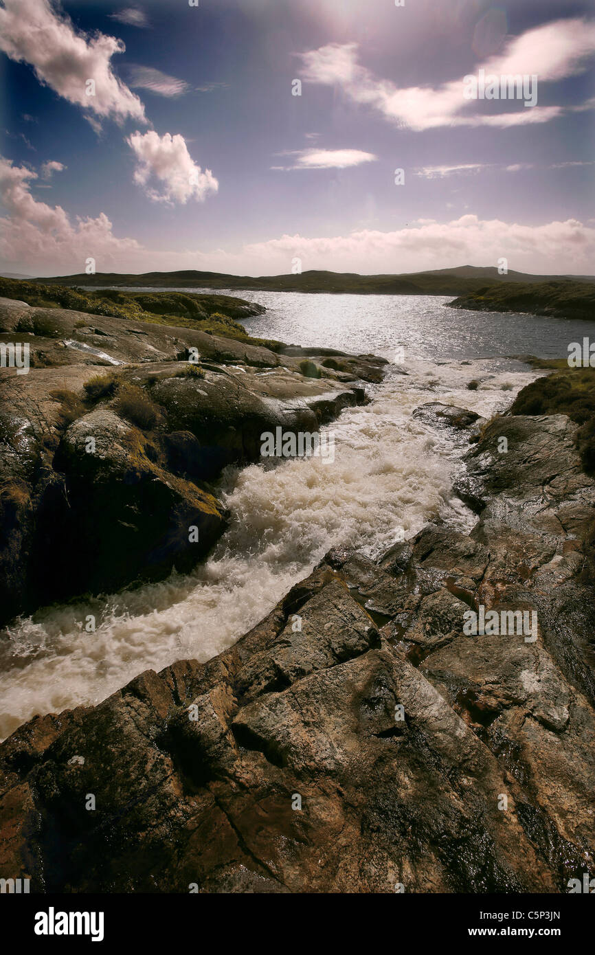 Cascata presso il castello di Amhuinnsuidhe, North Harris, Ebridi Esterne, Scotland, Regno Unito Foto Stock