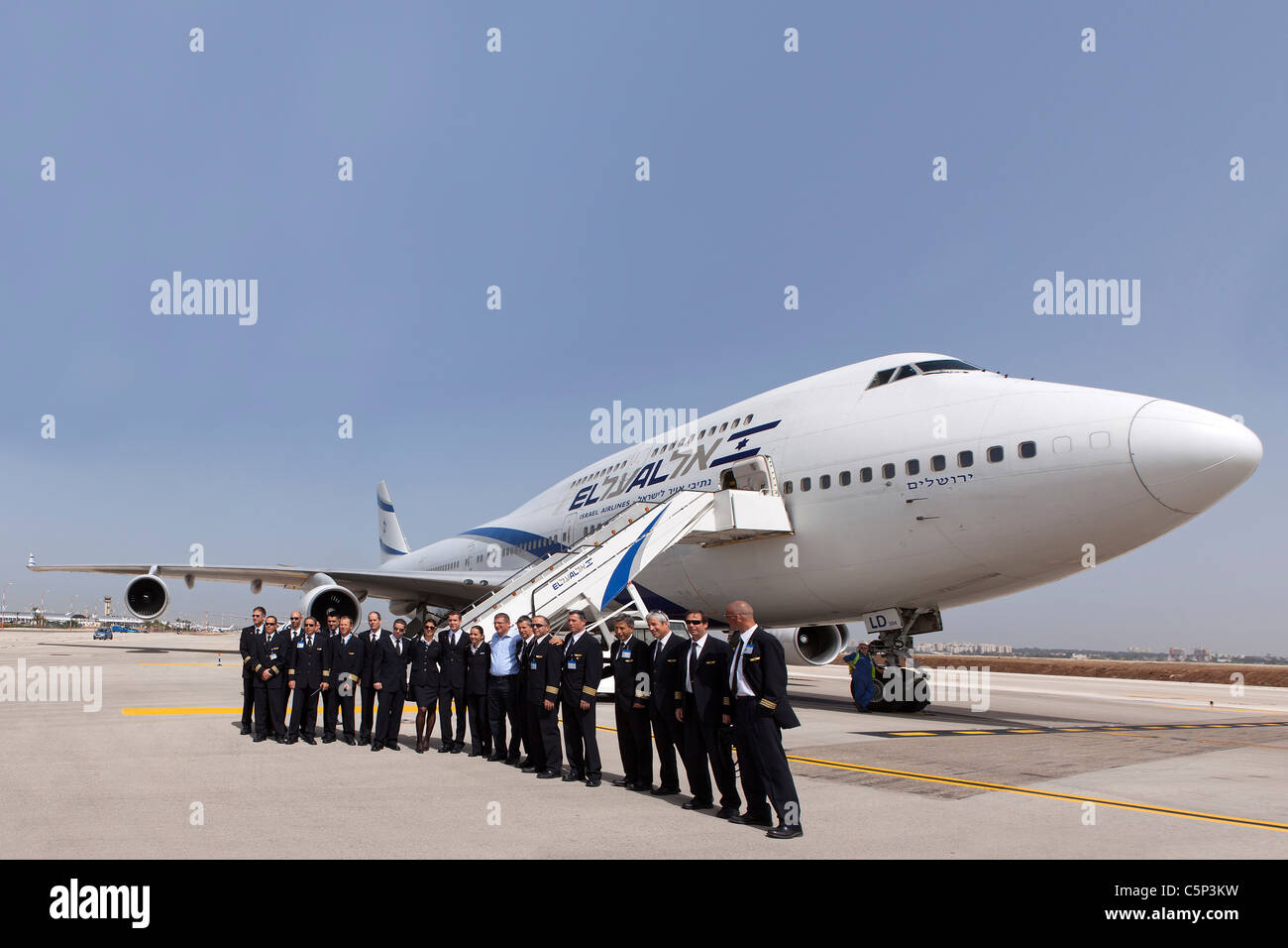 El Al equipaggio di volo stand con Eliezer Shkedi El Al CEO (centro) nella parte anteriore di un Boeing 747 piano lato passeggero Foto Stock