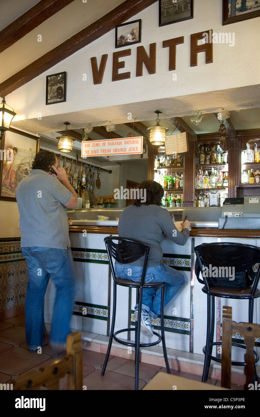Uomo d'affari su telefono cellulare a un tapas bar in Andalusia Spagna Foto Stock