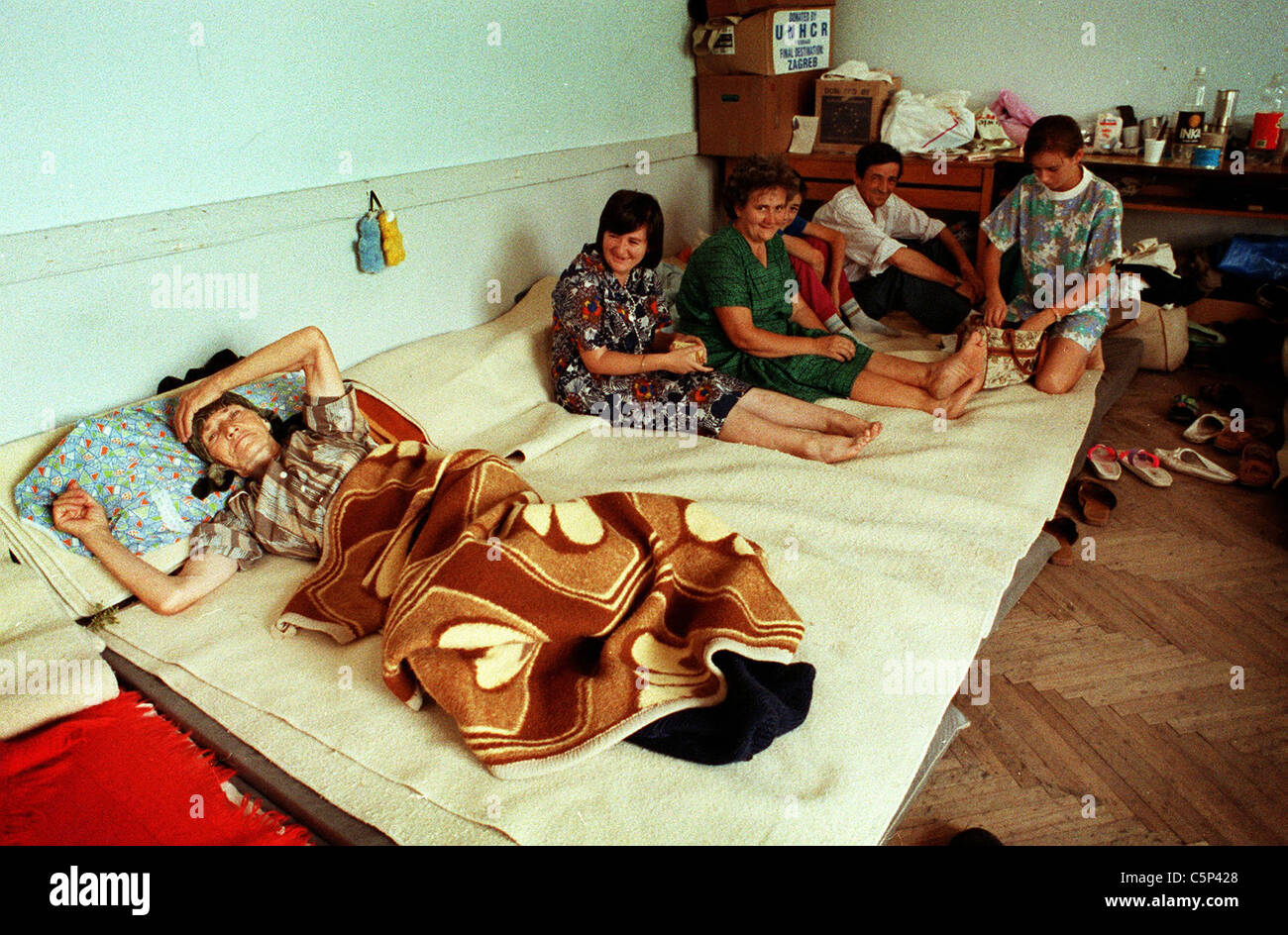 I rifugiati hanno alloggiato in una vecchia scuola appena fuori Mostar durante la guerra in Bosnia, sotto la protezione delle Nazioni Unite Foto Stock