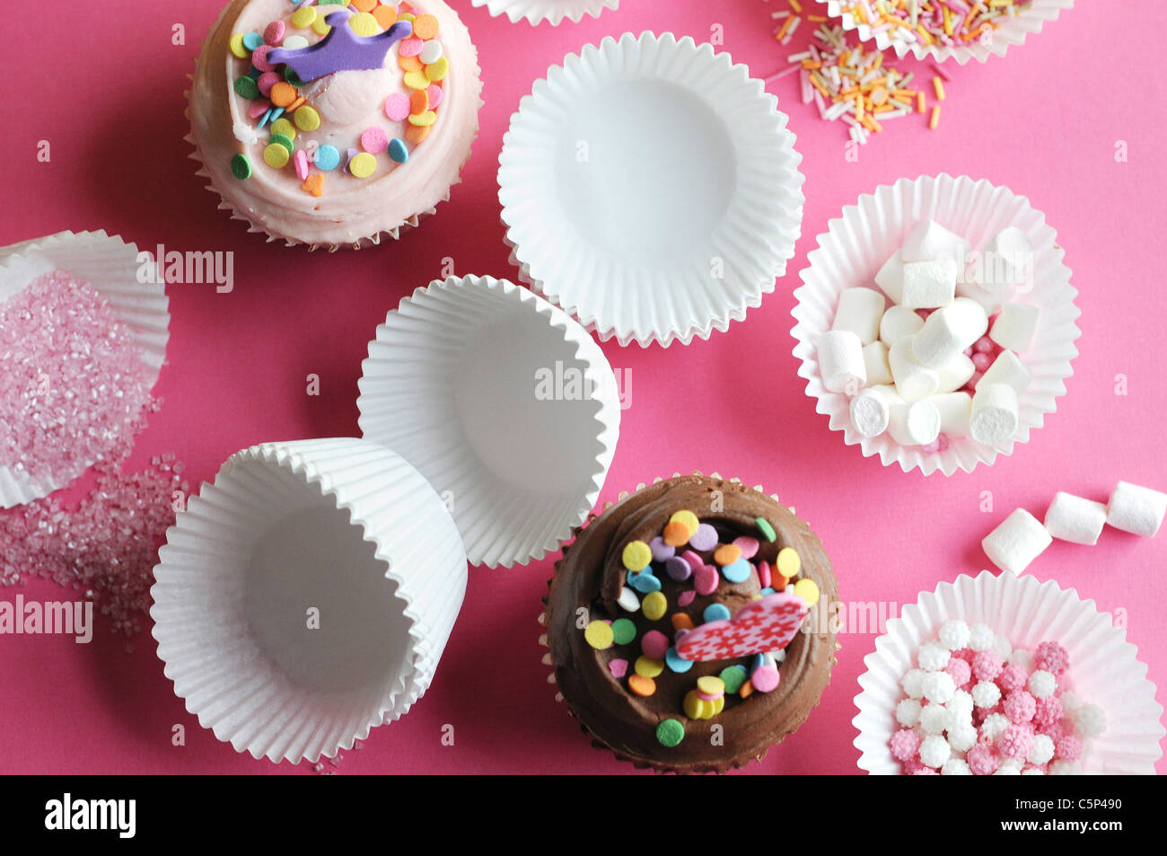 Vaniglia e cioccolato cupcake con glassa di zucchero e un pizzico di cuore e corona Foto Stock