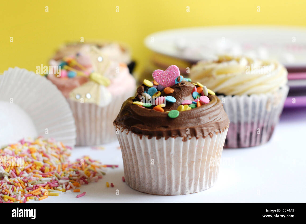 Vaniglia e cioccolato cupcake con glassa di zucchero e un pizzico di cuore e corona Foto Stock