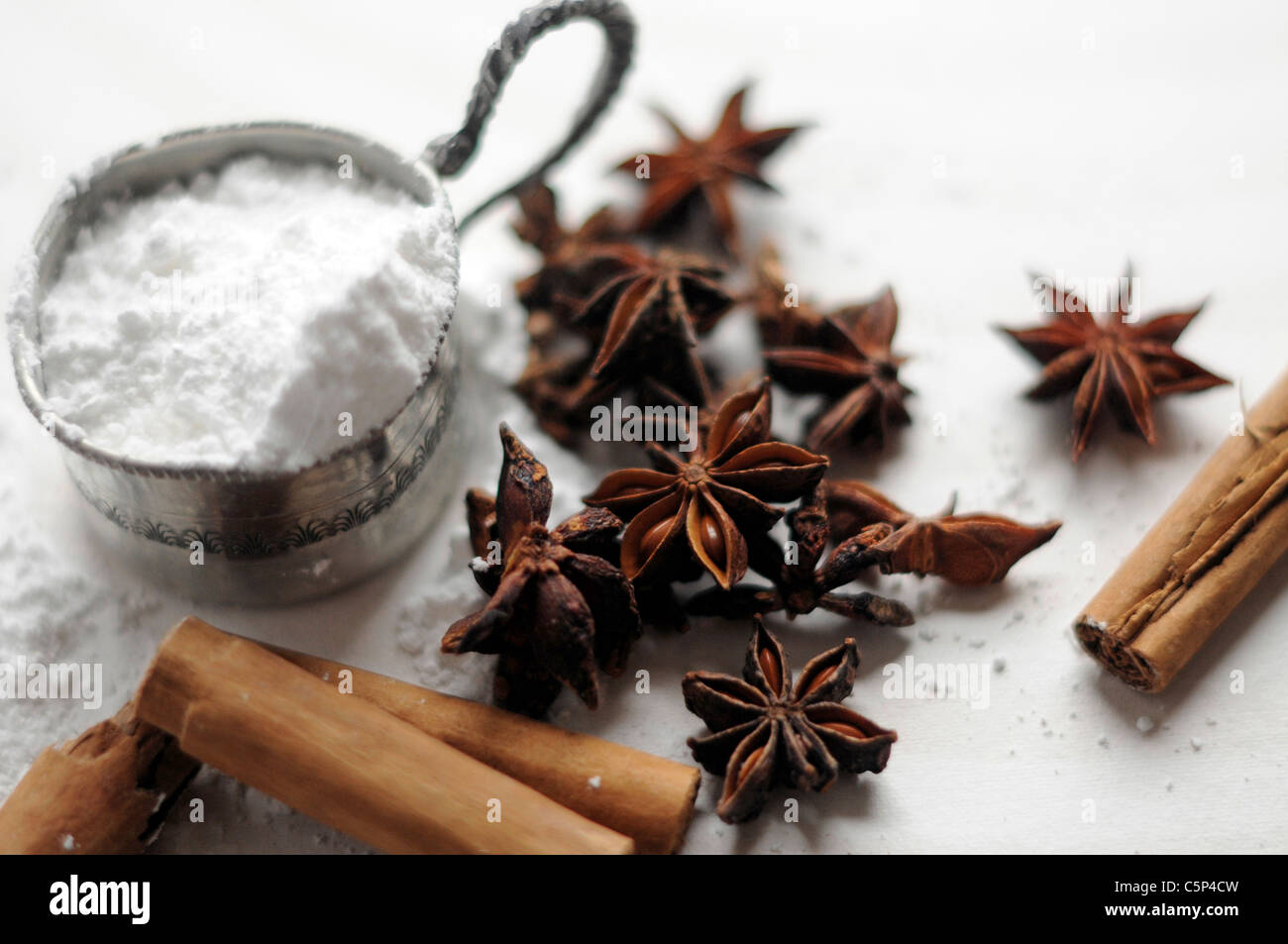 La cottura Ingredienti: bastoncini di cannella, anice stellato e zucchero a velo Foto Stock